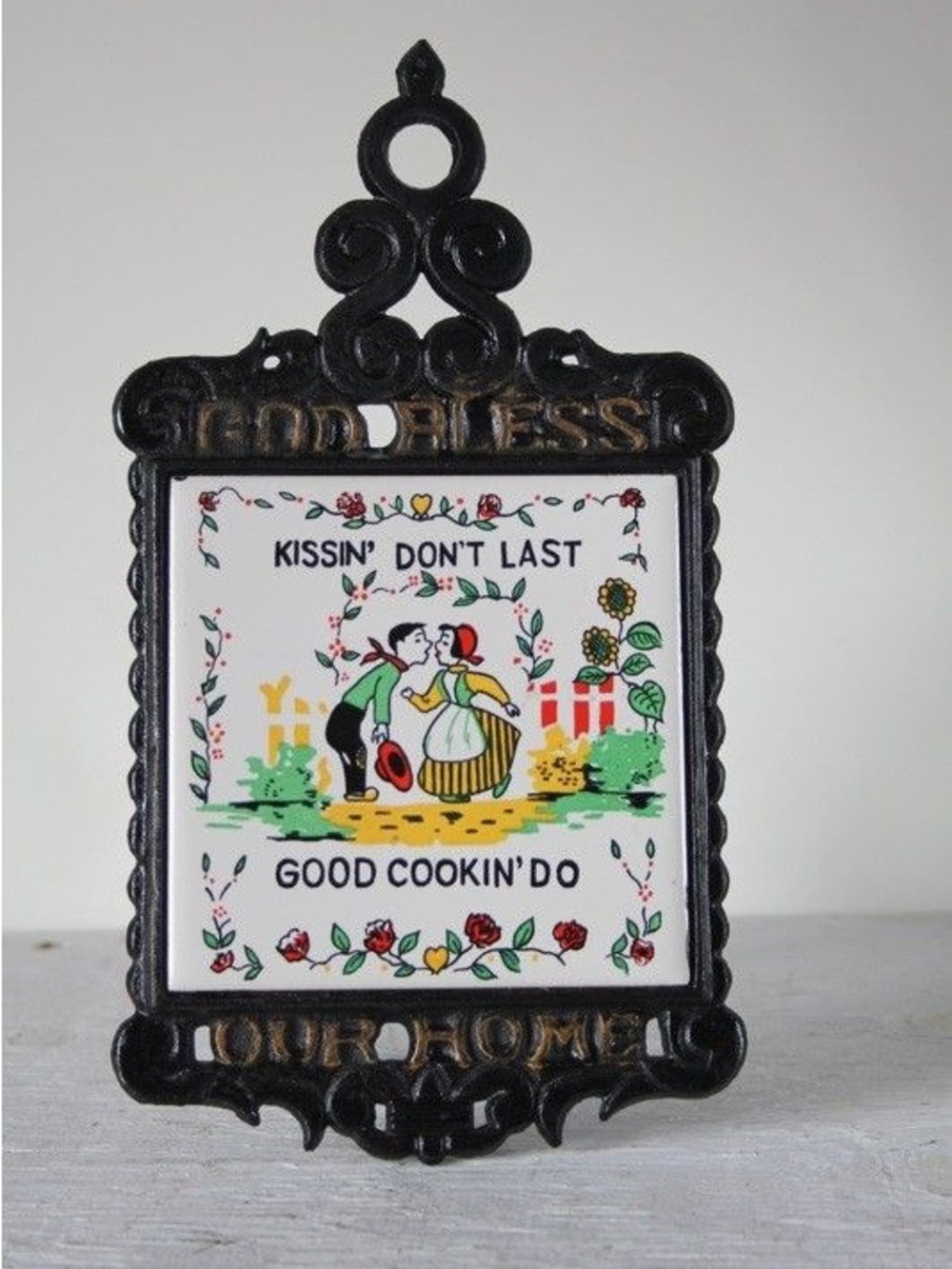 Vintage Cast Iron Trivet / Wall Plaque – “Kissin’ Don’t Last, Good Cookin’ Do”